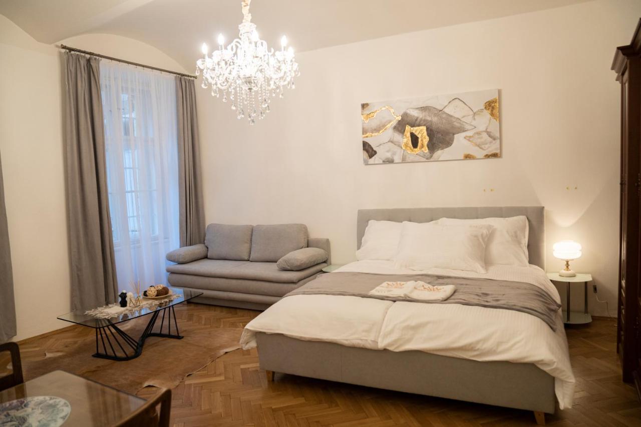 Helen Homestay Vaclavske Namesti Prague Luaran gambar